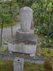 建仁寺（京都府京都市東山区）に立つ安国寺恵瓊の首塚。恵瓊は安芸の安国寺から方丈を移築し、関ヶ原前年の1599年に建仁寺を復興させている。