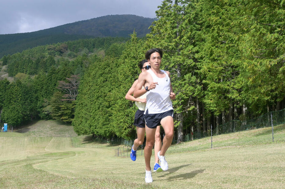 小山町で合宿を行う三浦龍司選手（右）＝10月下旬、小山町