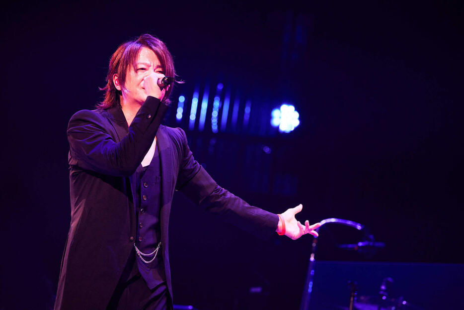 「GLAY 30th Anniversary ARENA TOUR 2024－2025”Back To The Pops”Presented by GLAY EXPO」で熱唱するTERU