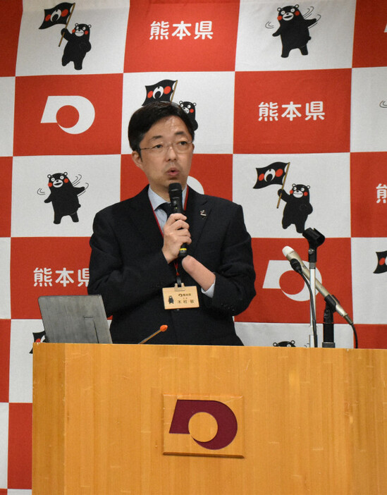 定例会見で年収の見直しを巡る議論について「慎重な議論を求めたい」と述べた木村敬知事＝熊本市中央区で2024年11月15日午前9時35分、山口桂子撮影