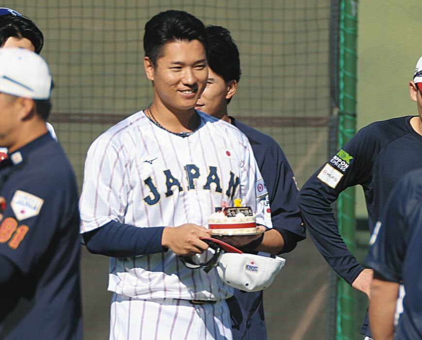 練習前、関係者から贈られた誕生ケーキを手に笑顔を見せる野球日本代表の清水