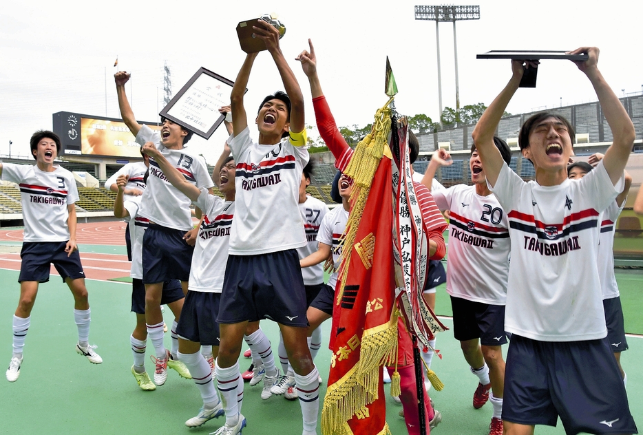 県大会優勝を決め、歓喜に沸く滝川二の選手たち（神戸市須磨区で）