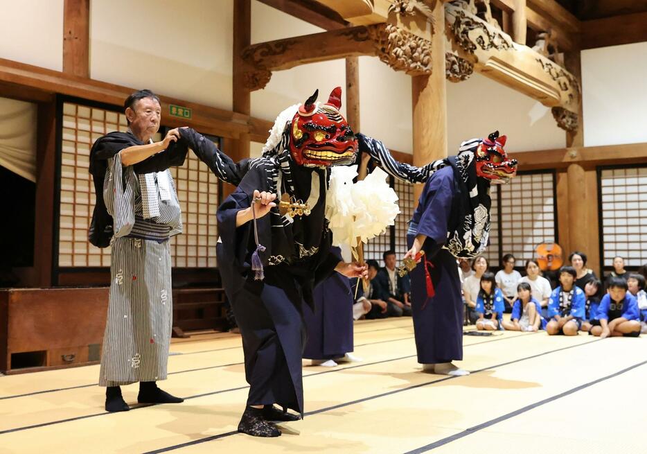 長野市の善光寺大勧進で獅子舞を披露する小林さん（左から2人目）