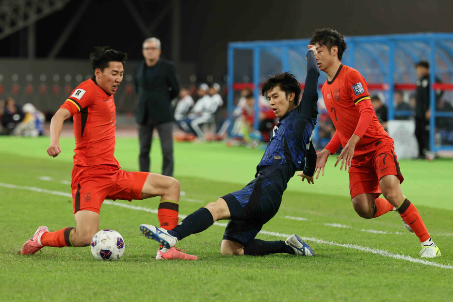 サッカーＷ杯予選。中国戦の前半、競り合う田中（中央）＝１９日、中国・アモイ