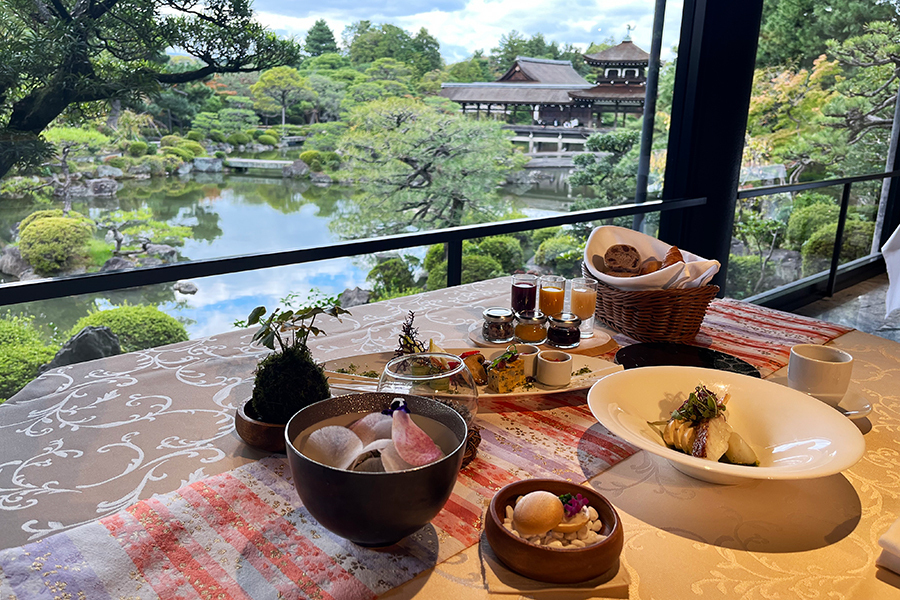 平安神宮の境内を眺めながらいただく朝食