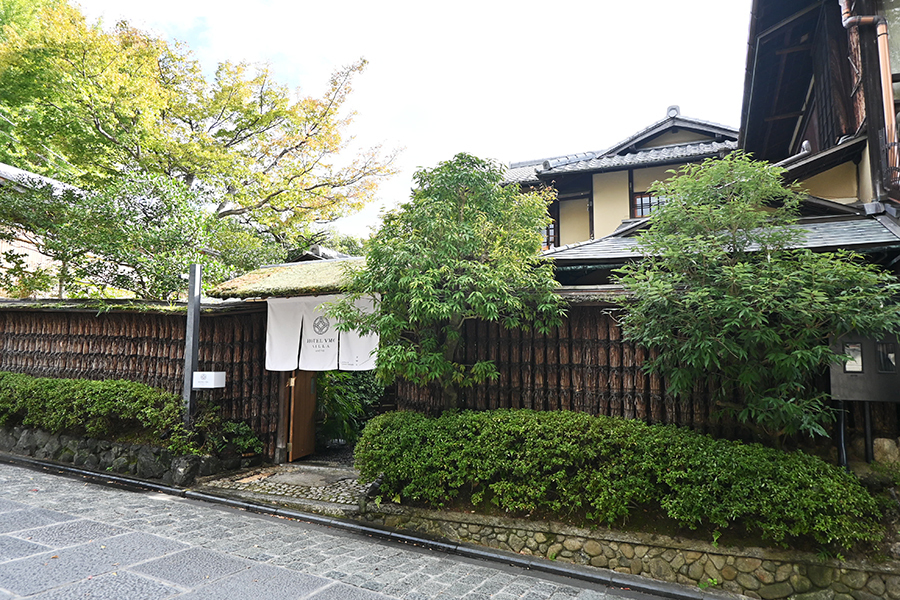 ねねの道沿いにある「HOTEL  VMG  VILLA  KYOTO」。プライベート感のある門構え