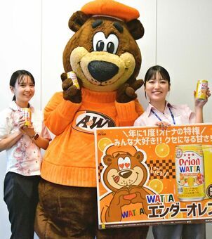 「ＷＡＴＴＡ　エンダーオレンジ」をＰＲするオリオンビールの南佑加子氏（右）とエイアンドダブリュ沖縄の砂川ちひろ氏（左）＝１８日、沖縄タイムス社