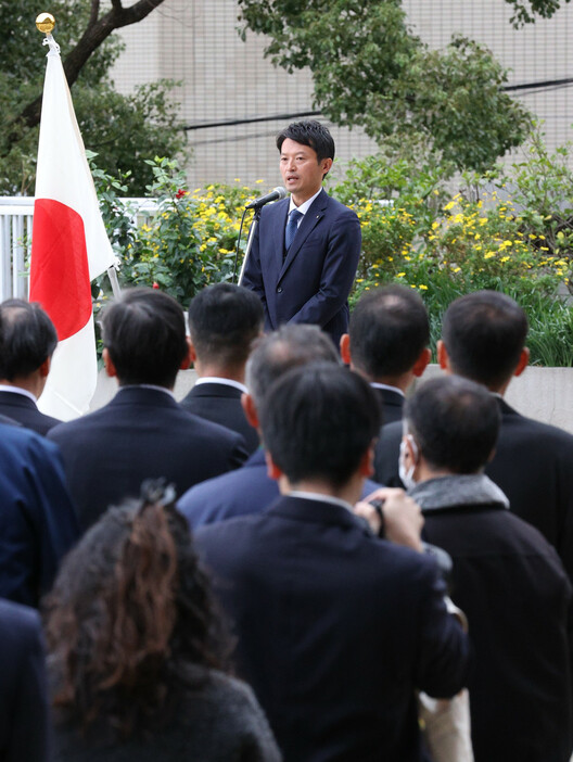 兵庫県知事選で再選を果たし、就任式であいさつする斎藤元彦氏（奥）＝１９日午前、神戸市中央区