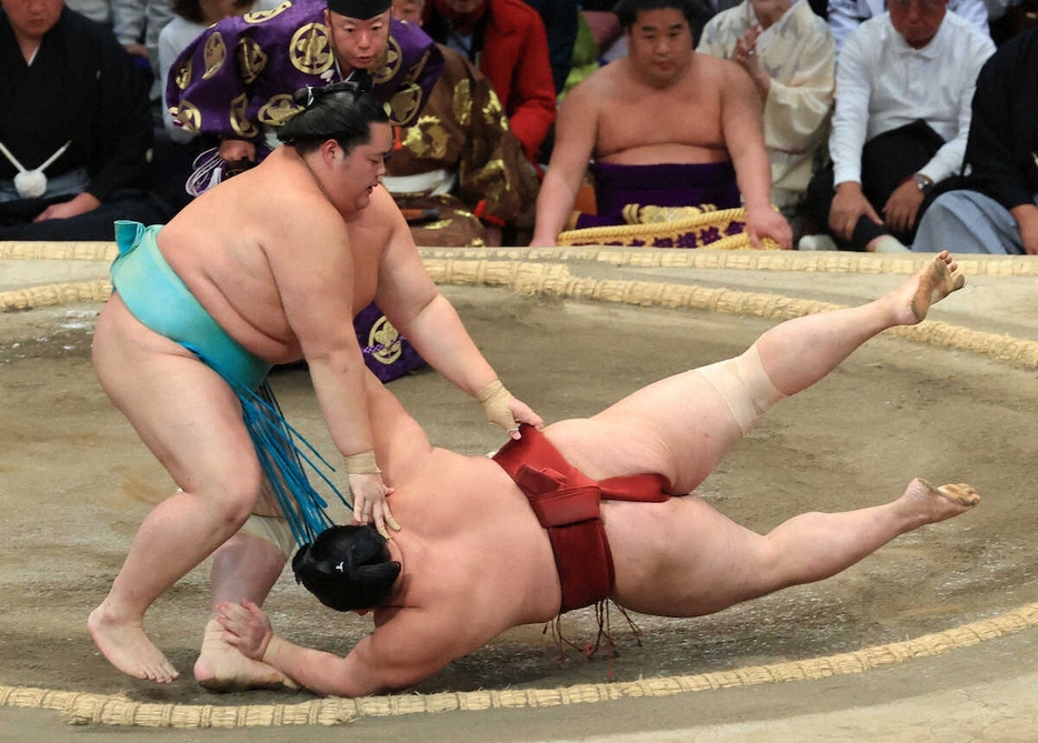 ＜大相撲九州場所13日目＞上手投げで隆の勝を破った琴桜（左）（撮影・岸　良祐）