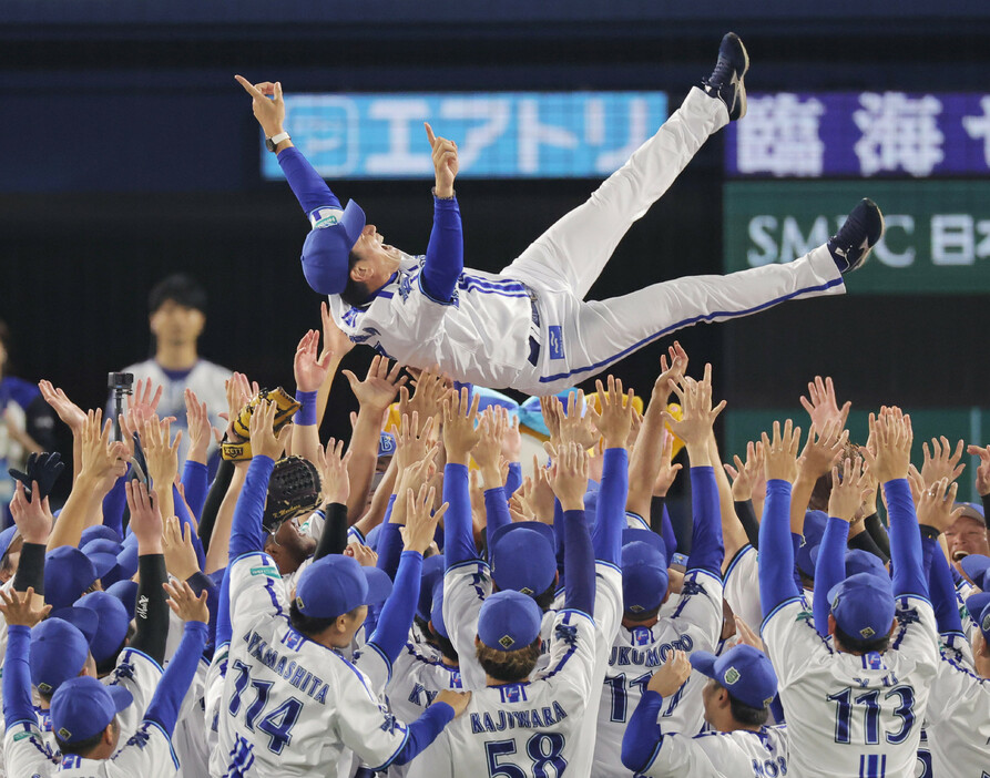 ３日に横浜スタジアムで行われたプロ野球日本シリーズ第６戦で、セ・リーグ３位のＤｅＮＡがパ・リーグ覇者のソフトバンクを１１―２で破って対戦成績を４勝２敗とし、日本一に輝いた。写真は胴上げされる三浦監督。