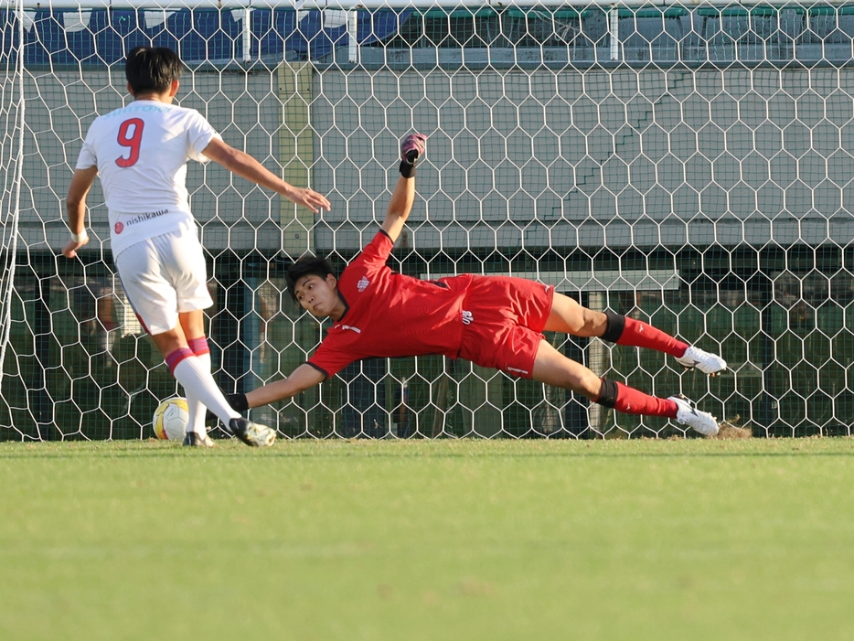 GK上林豪(4年=C大阪U-18/C大阪内定)が右手一本でPKストップ(Naoki KATO/GEKISAKA)