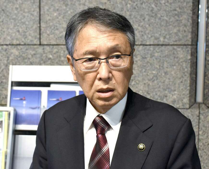 要望後、取材に応じる西之表市の八板俊輔市長＝１３日、防衛省