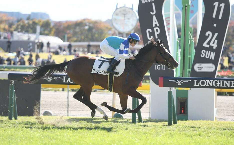 2番手追走から抜け出し快勝したグーテンベルク＝23日、東京競馬場（撮影・菅原和彦）