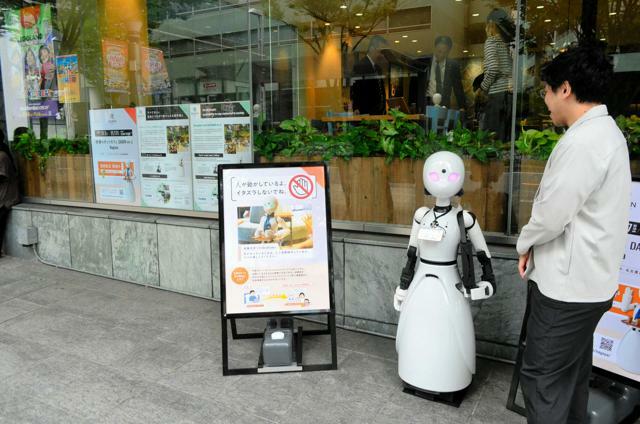 カフェの入り口で迎える分身ロボット「OriHime―D」=2024年10月31日、名古屋市中区栄1丁目、松永佳伸撮影