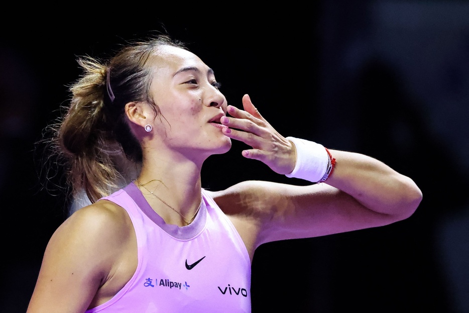 女子テニス、WTAファイナルズ5日目。勝利を喜ぶ鄭欽文（2024年11月6日撮影）。【翻訳編集】 AFPBB News