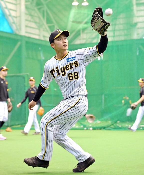 　熊谷のグラブを借りて、外野手の動きを練習する中川（撮影・立川洋一郎）