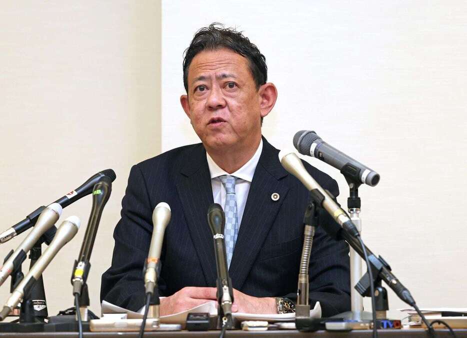 会見を行う斎藤元彦兵庫県知事の代理人弁護士＝27日午後、神戸市中央区（泰道光司撮影）