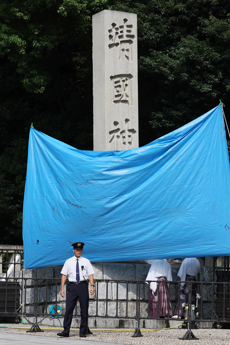 落書きを目隠しされた靖国神社の名を記した石柱＝８月１９日、東京都千代田区