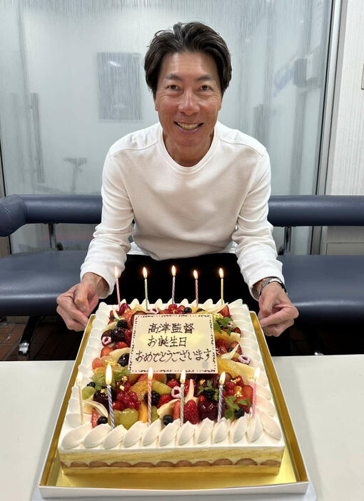 誕生日ケーキを手に笑顔を見せるヤクルト高津監督