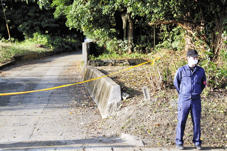 規制線が張られた現場付近（22日午後、伊仙町で）