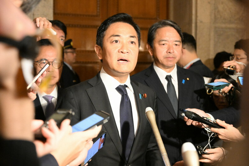 石破茂首相との会談を終え、記者の質問に答える国民民主党の玉木雄一郎代表（手前）。右奥は榛葉賀津也幹事長＝国会内で2024年11月11日午前9時18分、平田明浩撮影