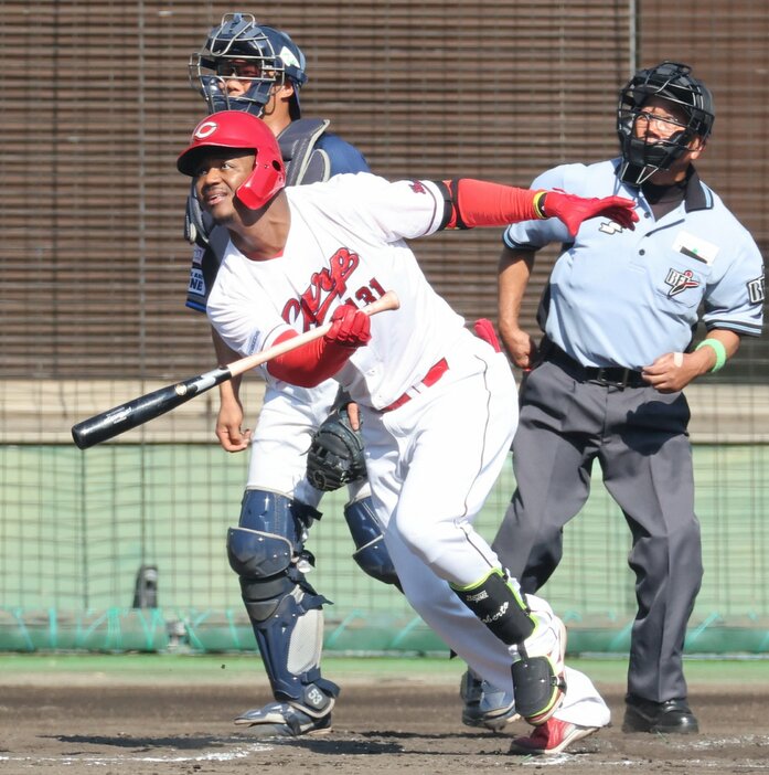 【広島―西武】三回、広島2死二塁、ロベルトが右越えに適時二塁打を放つ