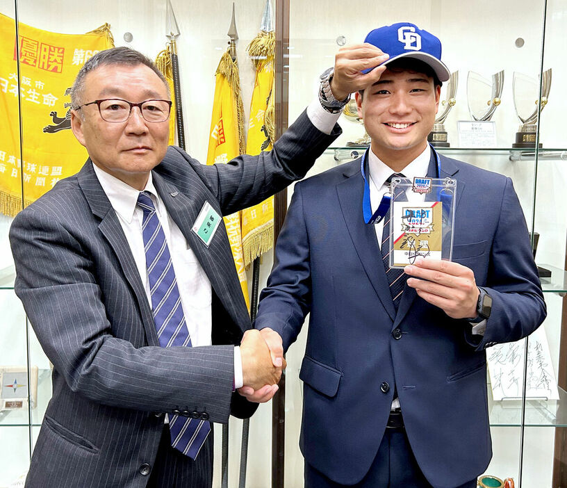 中日から指名あいさつを受けたドラフト４位の石伊雄太捕手(右)と山本スカウト