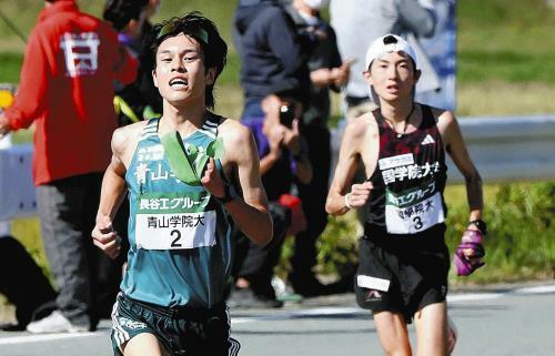 激しいデッドヒートを繰り広げ、中継所へ向かう青学大の太田蒼生（左）と国学院大の平林清澄