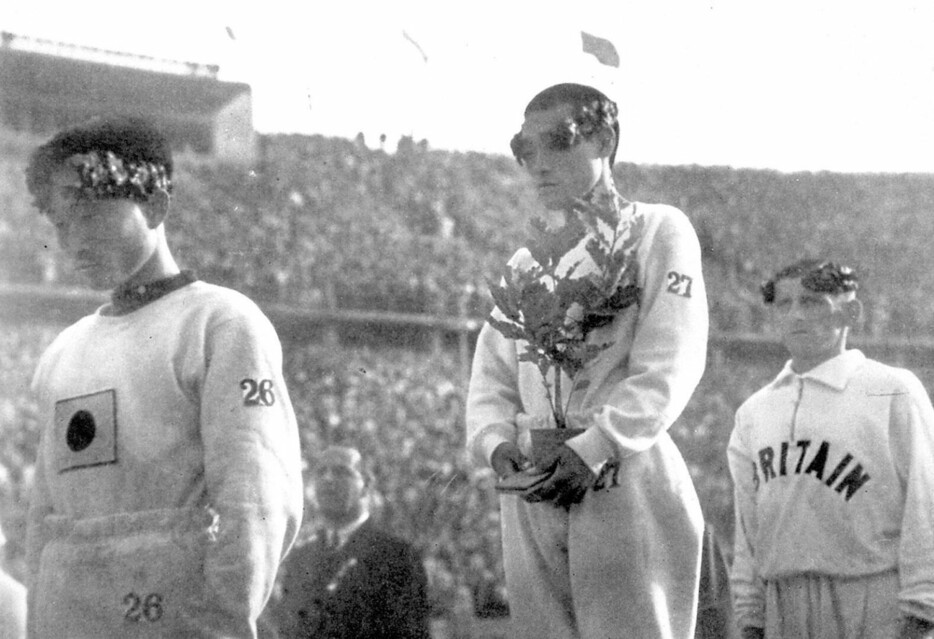 1936年ベルリン五輪のマラソンで優勝した孫基禎選手（中央）。表彰式では国旗を見ず、下を向いた（共同）