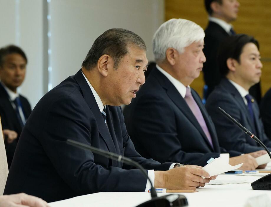 自衛官の処遇改善に向けた関係閣僚会議であいさつする石破首相（手前）＝8日午前、首相官邸