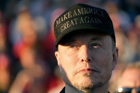 トランプ氏の「ファースト・バディ（相棒）」だというイーロン・マスク氏（写真：AP/アフロ）