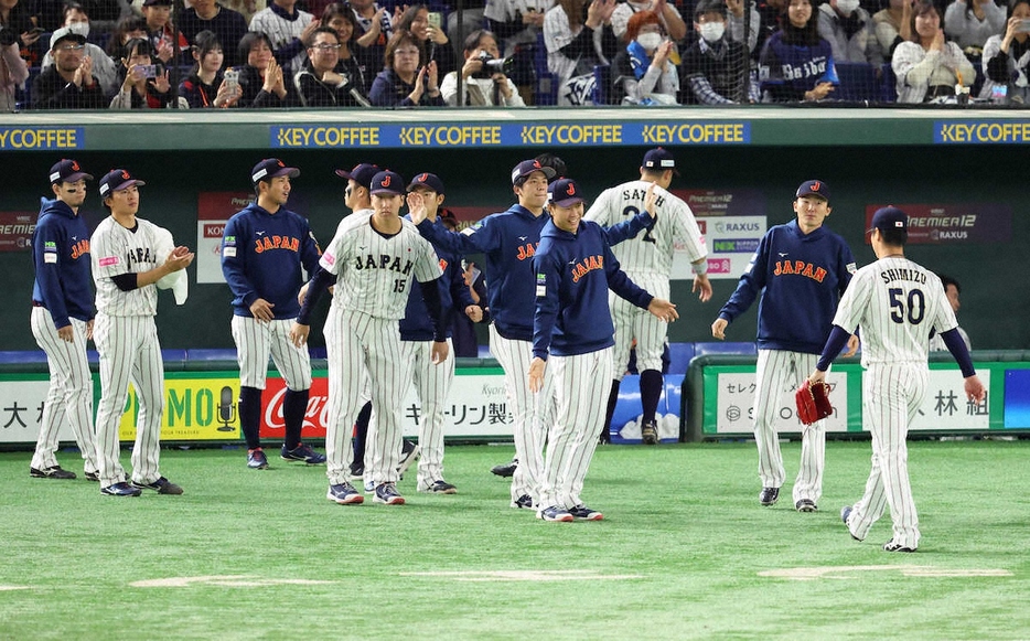 ＜日本・台湾＞5回、無死満塁を無失点に抑えた清水（右）を迎える日本ナイン（撮影・光山　貴大）