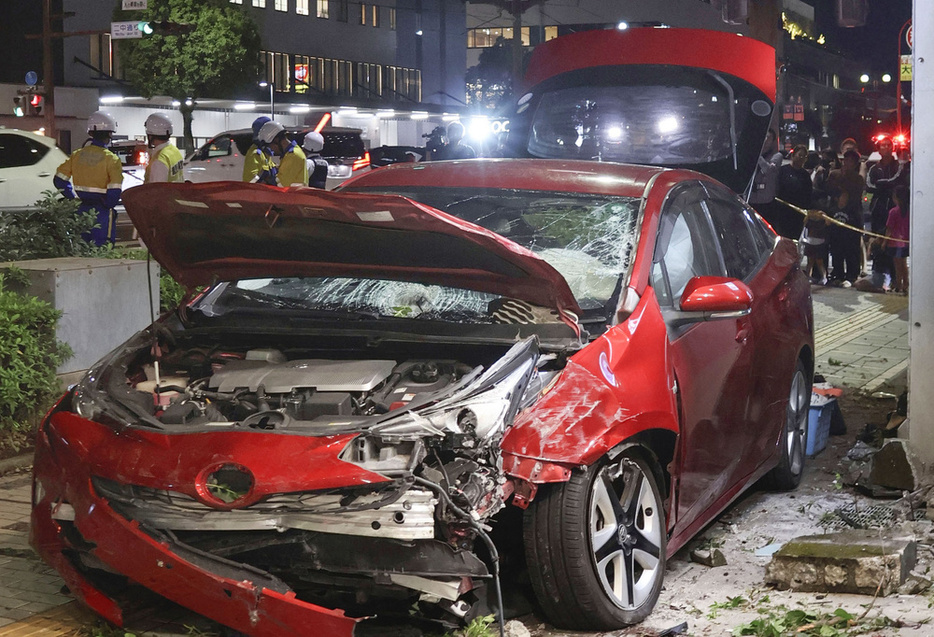 歩道に乗り上げ、歩行者を巻き込む事故を起こした乗用車＝11日、鹿児島市