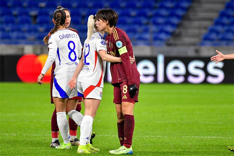 古巣リヨンと対戦した熊谷紗希（写真右）【写真：Getty Images】