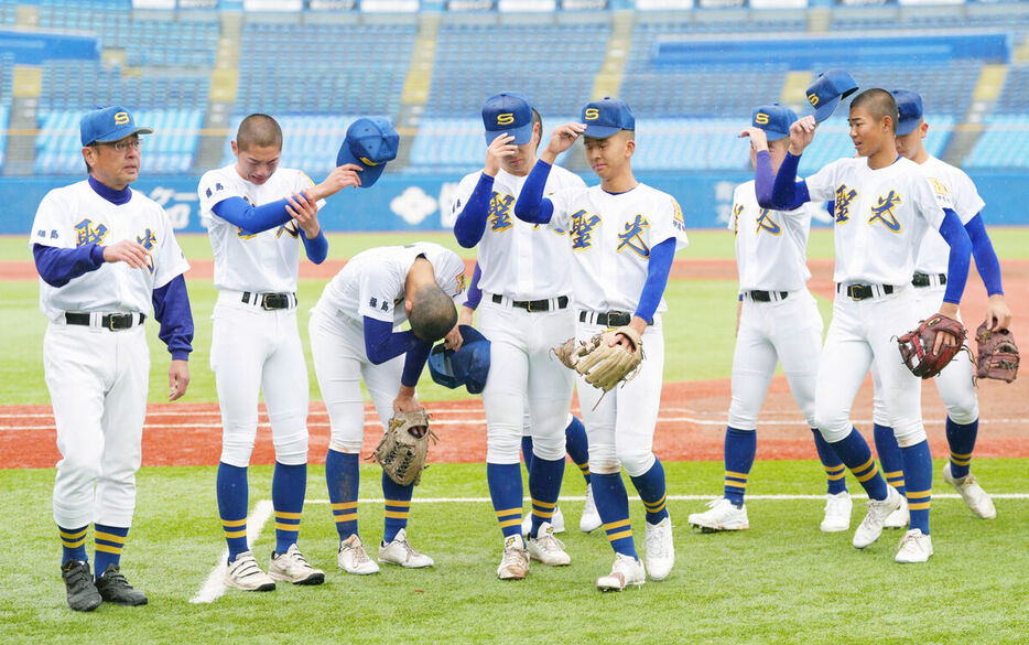 試合に敗れガックリする聖光学院ナイン