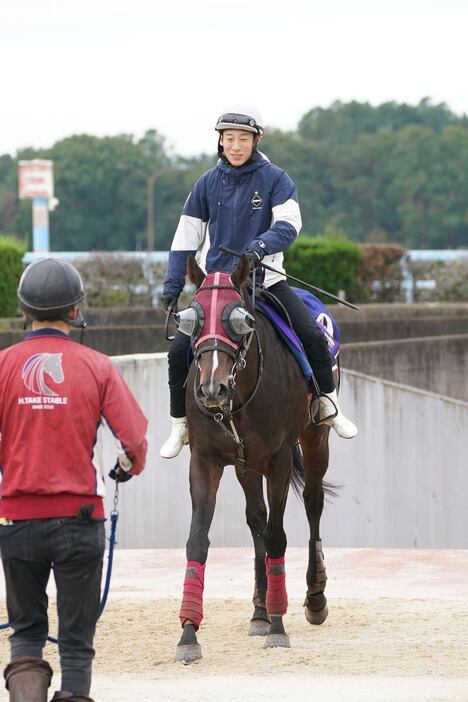 ペプチドナイルと藤岡佑介騎手＝栗東トレセン（撮影・岩川晋也）