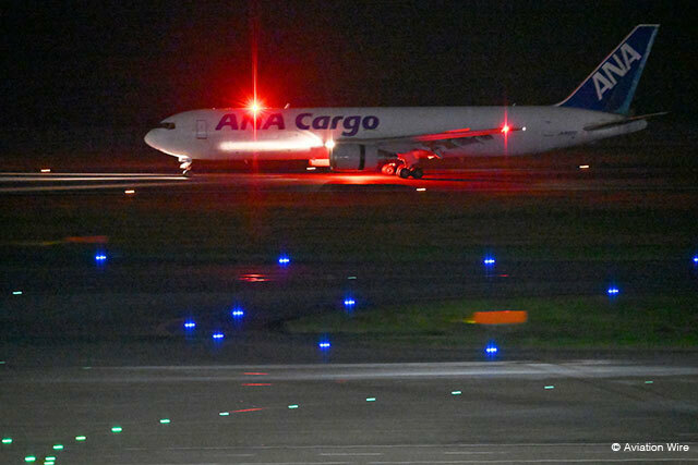 羽田空港のC滑走路に着陸するANAの767-300BCF JA8323＝24年11月5日18時20分 PHOTO: Tadayuki YOSHIKAWA/Aviation Wire