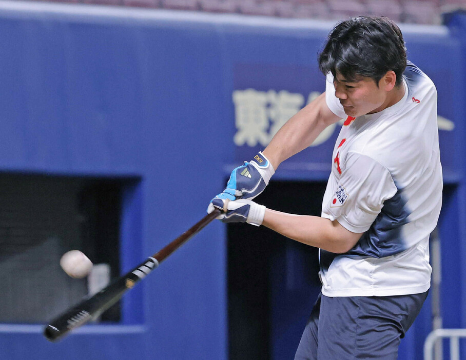 野球の国際大会プレミア１２で連覇を目指す日本代表「侍ジャパン」は７日、オーストラリアとの初戦（１３日）に向け、主力選手が試合会場のバンテリンドームナゴヤで個別に練習した。写真は、打撃練習する清宮。