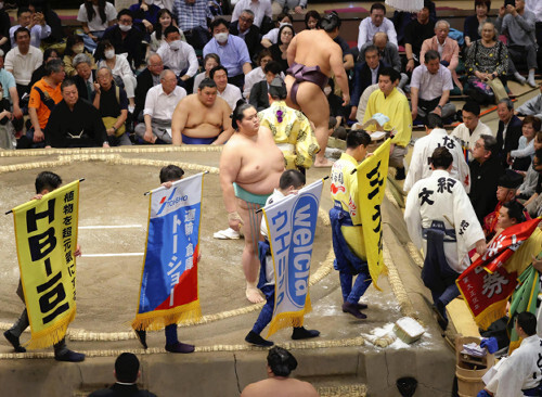 夏場所で土俵を回る懸賞旗（５月１６日、両国国技館で）