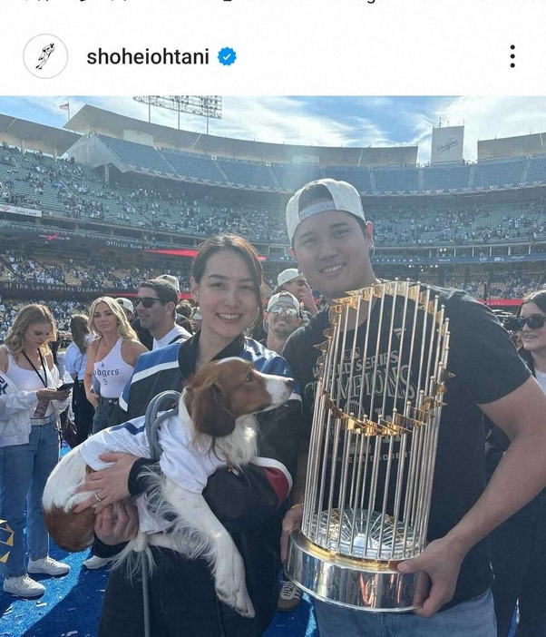 大谷と真美子夫人、愛犬デコピンの家族ショット（大谷のインスタグラムより）