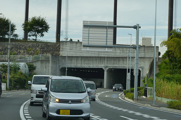 環状3号線。戸塚の山がちな地形を高架やアンダーパスで克服している（乗りものニュース編集部撮影）。