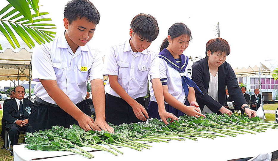 「平和をもっと大事にしたい」。中学生代表も参加した天城町戦没者追悼式＝6日、同町岡前「平和の森公園」