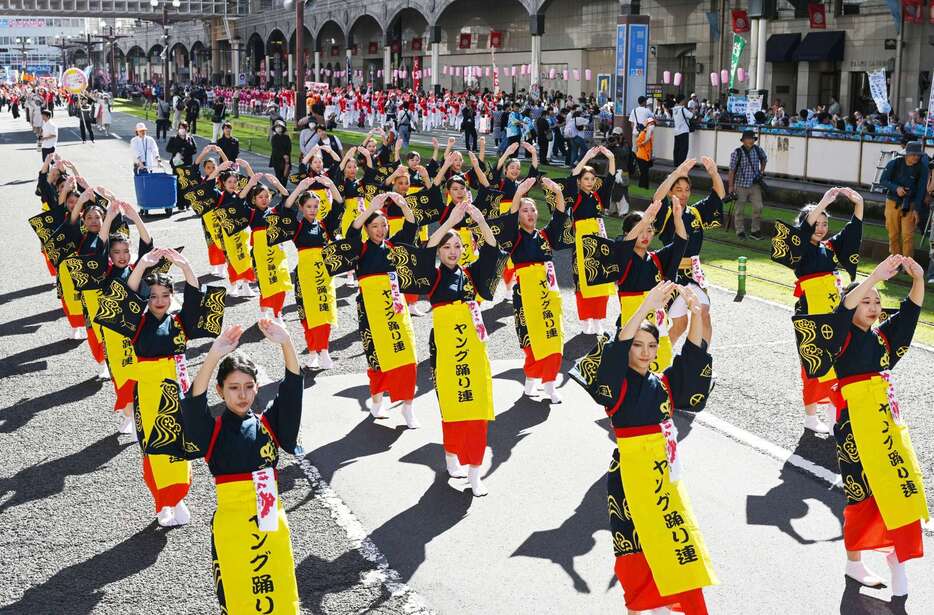 軽やかな動きを見せるヤング踊り連＝３日、鹿児島市の天文館