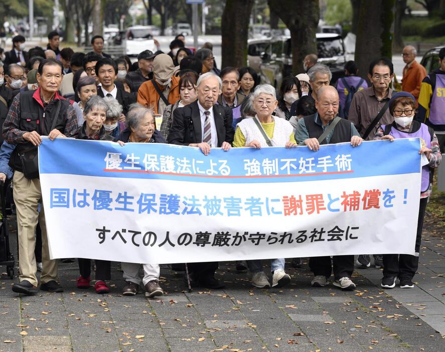 控訴審第1回口頭弁論で名古屋高裁に向かう原告の尾上敬子さん（前列右から3人目）と夫一孝さん（同2人目）ら＝15日午後、名古屋市