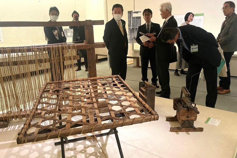 明治時代に養蚕で使われた機織りなどが展示されている企画展＝横浜市都筑区の市歴史博物館