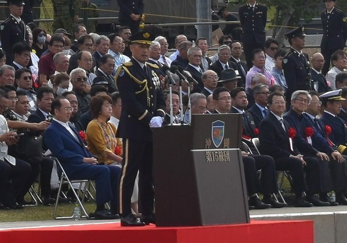 記念式典で式辞を述べる陸上自衛隊第15旅団の上野和士旅団長＝24日、那覇市の那覇駐屯地