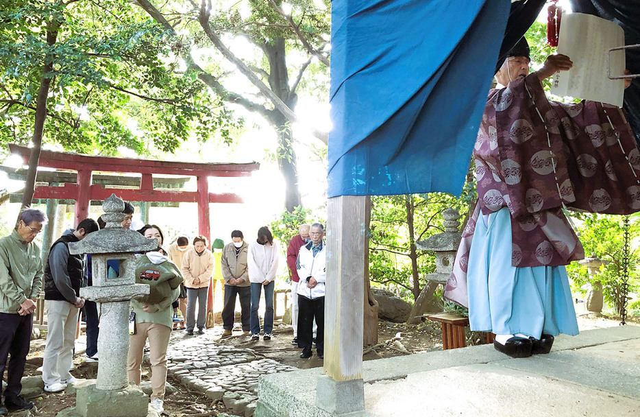 旧長谷川治郎兵衛家で行われた山の神祭りの神事＝魚町で