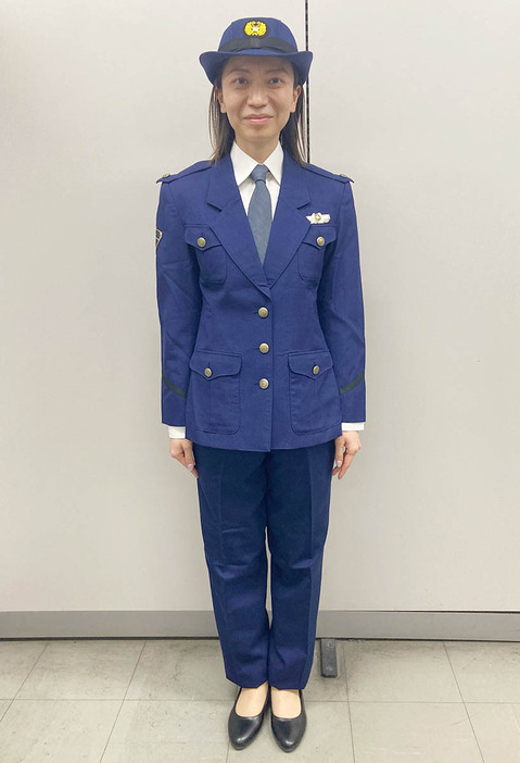 女性用制服のズボン姿＝横浜市中区の県警本部