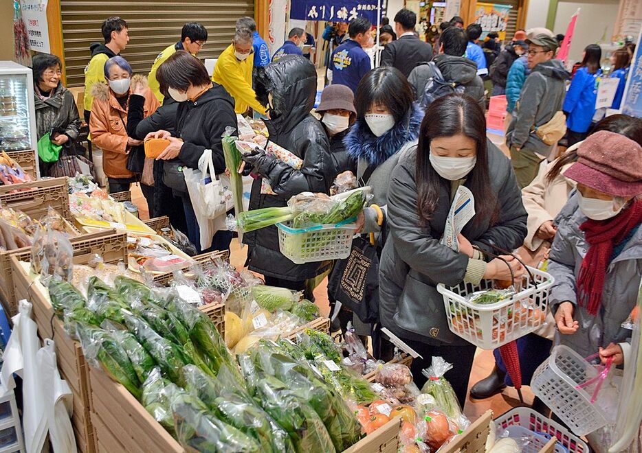 県内各地の味を買い求める人たちでにぎわうフェア会場＝30日午前9時半過ぎ、青森市のアスパム