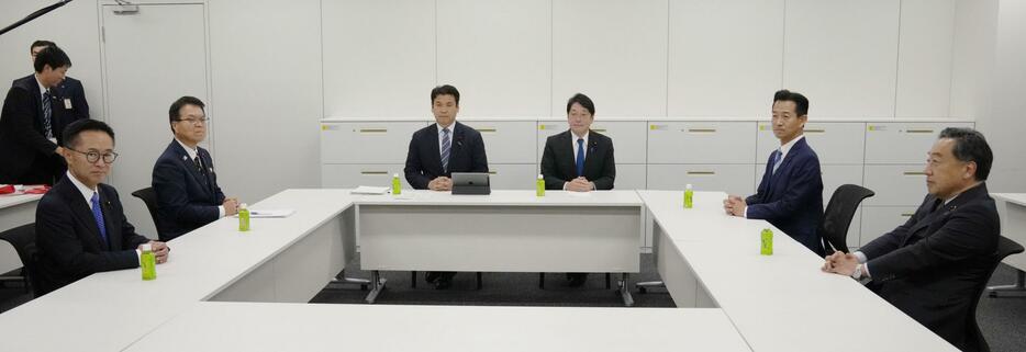 経済対策を巡る政策協議に臨む自民、公明、国民民主3党の政調会長ら＝12日午後、国会